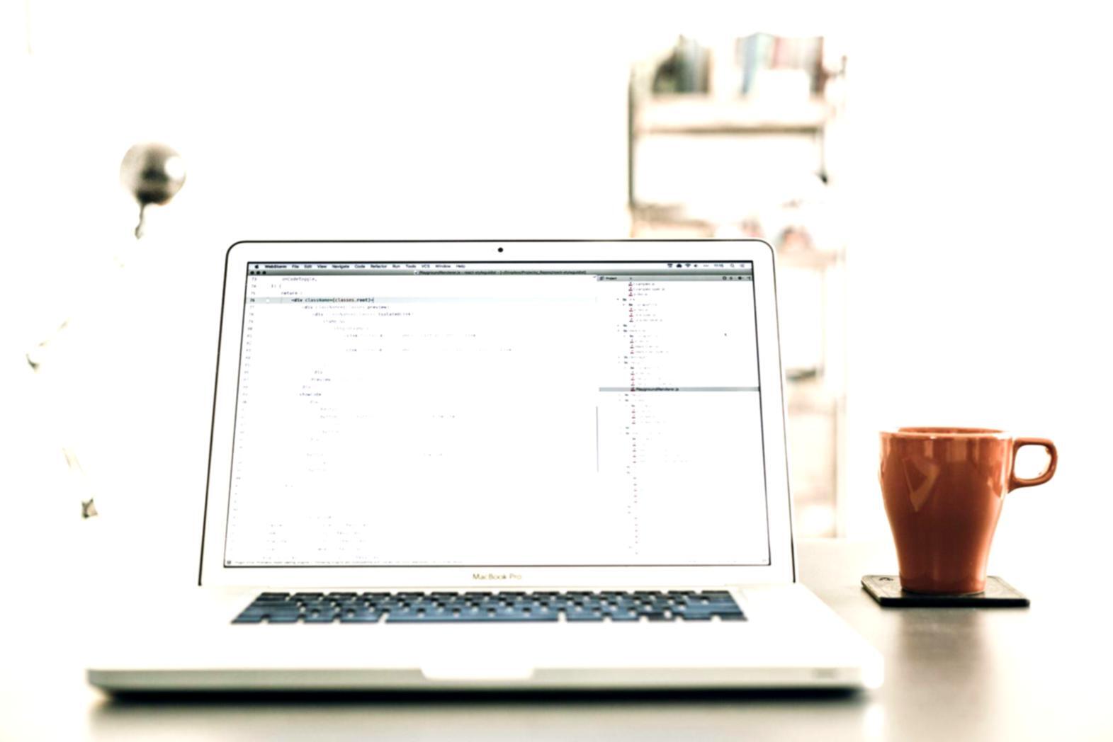 Emprendedor trabajando en estrategias digitales