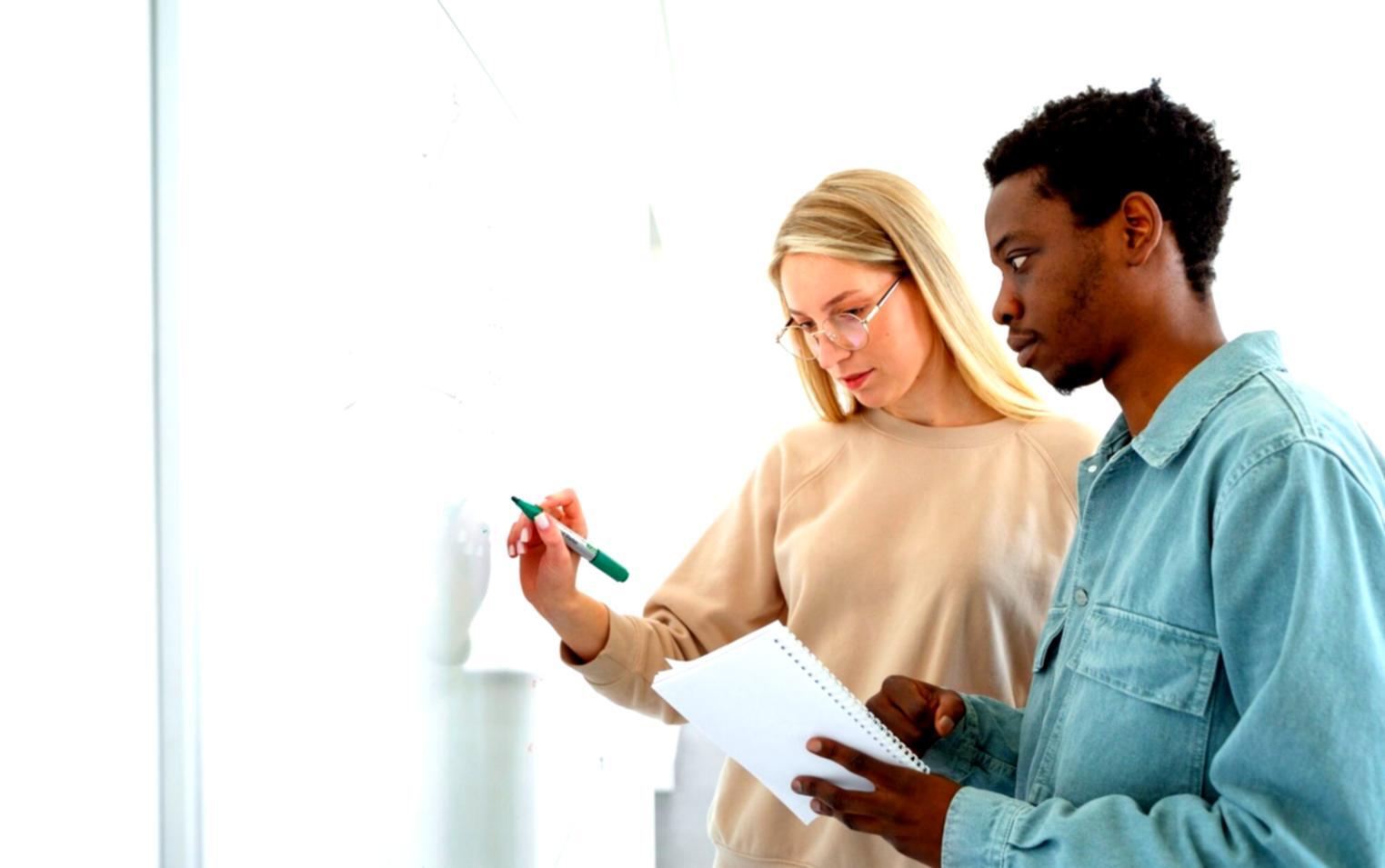 Persona trabajando en estrategias digitales desde su oficina en casa, con múltiples pantallas mostrando análisis de mercado y herramientas de emprendimiento online
